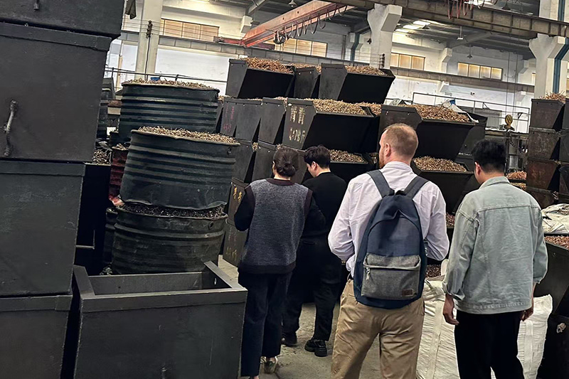 Los clientes vienen a visitar la fábrica